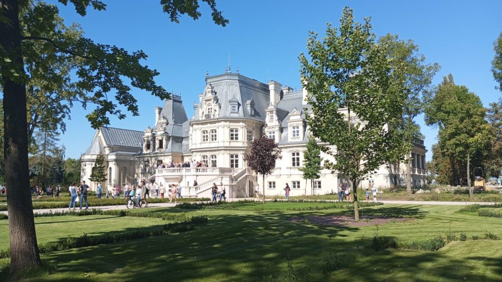 Pałac w Guzowie widziany od strony parku